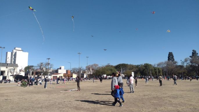 Gran barrileteada familiar en el Polideportivo