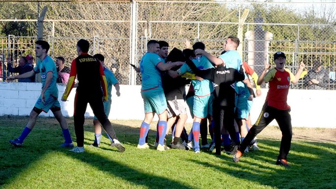 Española venció al campeón y alcanzó la punta