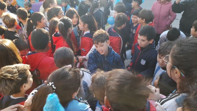 [Videos] Gastón Bertello Cena fue homenajeado por su escuela tras llegar en un autobomba