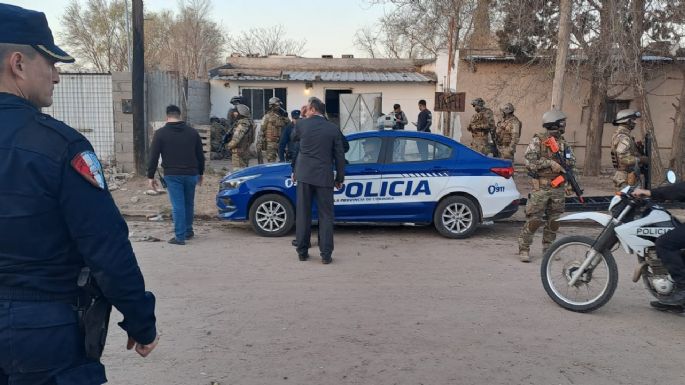 Un hombre se atrincheró en su casa y se roció con combustible