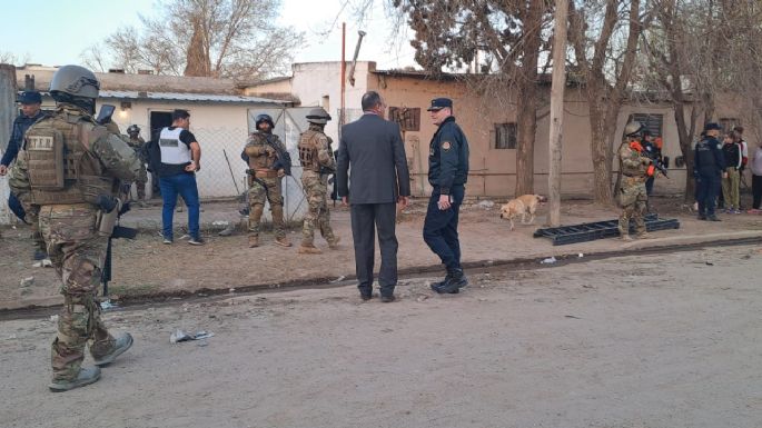 Un hombre se atrincheró en su casa y se roció con combustible