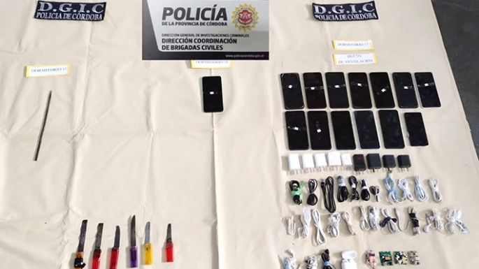 Se secuestraron seis facas, 14 celulares y nueve cargadores