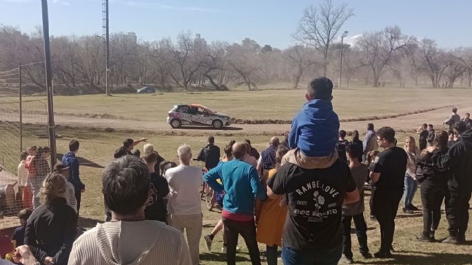 Pilotos realizaron exhibiciones en el circuito del parque Hipólito Yrigoyen