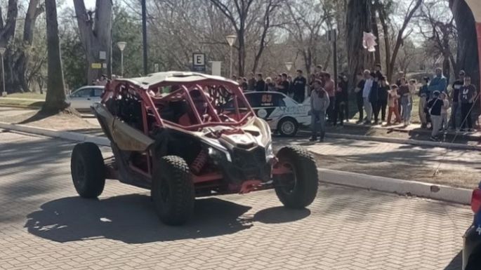 Pilotos realizaron exhibiciones en el circuito del parque Hipólito Yrigoyen