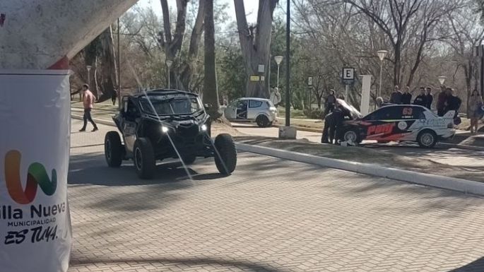 Pilotos realizaron exhibiciones en el circuito del parque Hipólito Yrigoyen