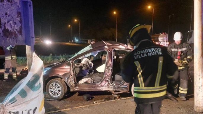 Un auto chocó un poste de luz: una pasajera está con riesgo de vida