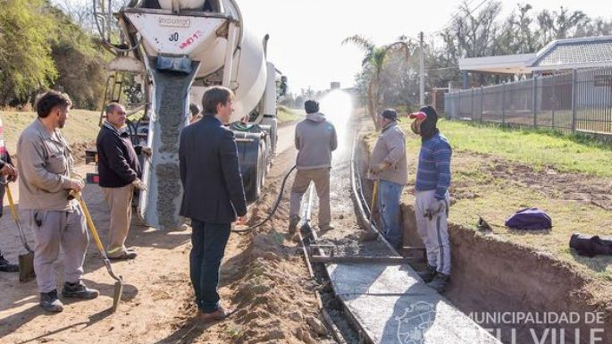 Avance con cordón cuneta y agua