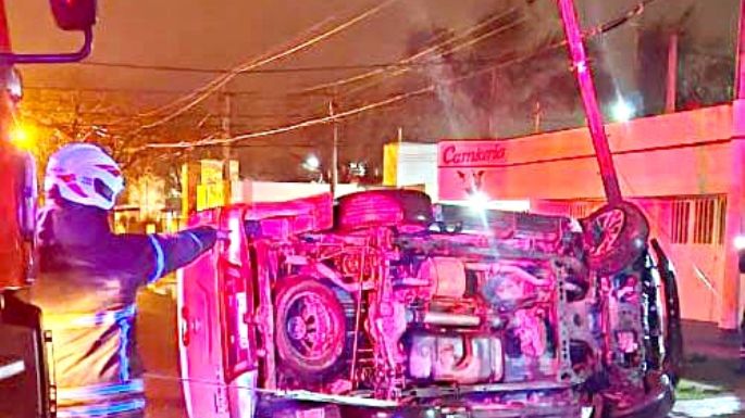 Volcó una camioneta al chocar postes de alumbrado y de Telecom