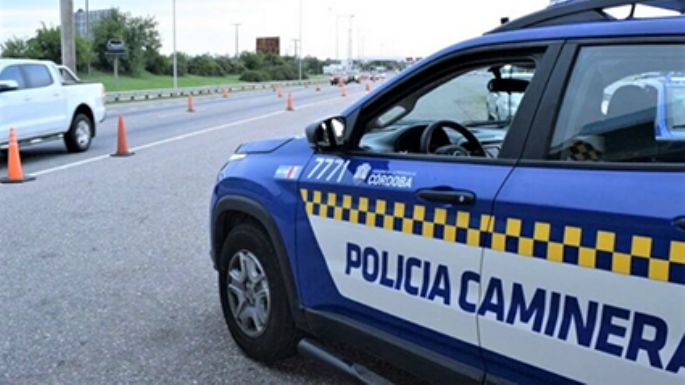 Chocó contra un camión, quedó atrapado en el vehículo y falleció