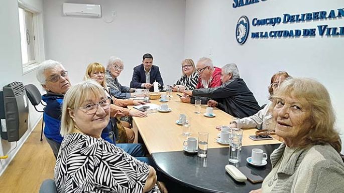 Concejales junto a los jubilados