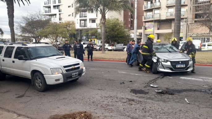 Un auto impactó contra una camioneta y volcó