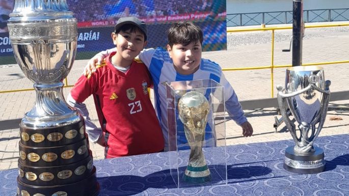 Las tres copas obtenidas por la selección nacional ya están en la Villa