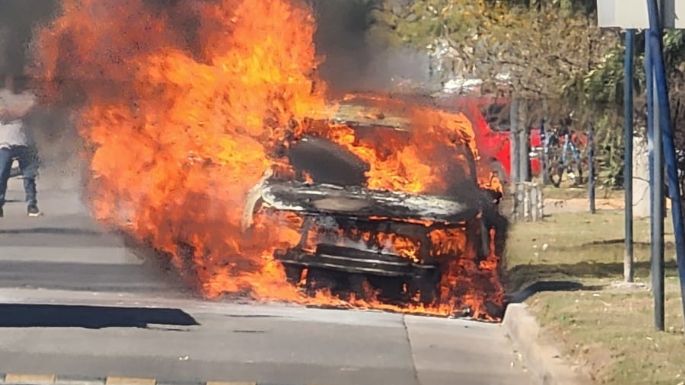 Se prendió fuego un taxi cerca de la UTN