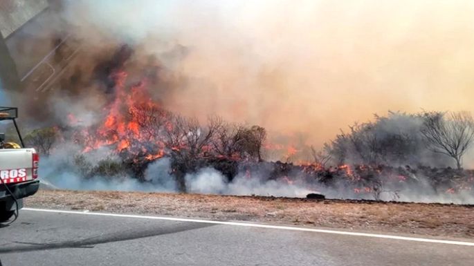 Un vehículo en llamas generó un nuevo incendio