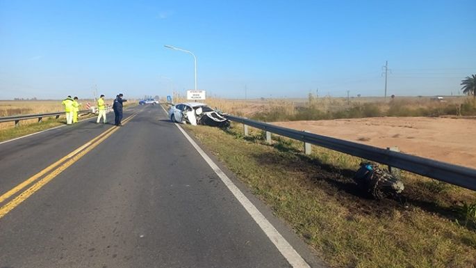 Murieron una mujer y un joven, mientras  que el conductor del auto está grave