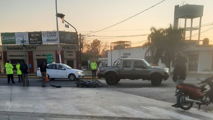 Accidente entre moto y camioneta sobre avenida Carranza