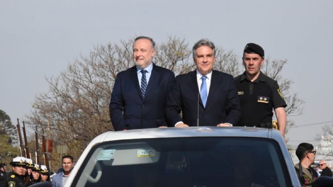 Llaryora, con anuncios en un colorido acto