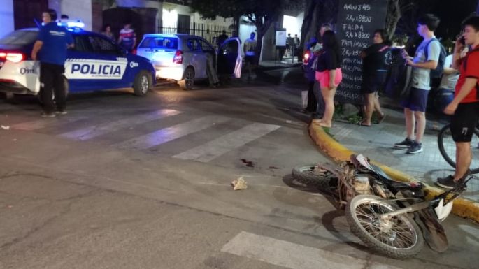Motociclista resultó con lesiones graves tras chocar contra un auto