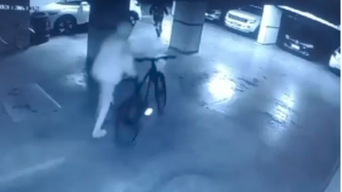 [Video] Violentaron el portón automático de un edificio y robaron una moto y 2 bicis