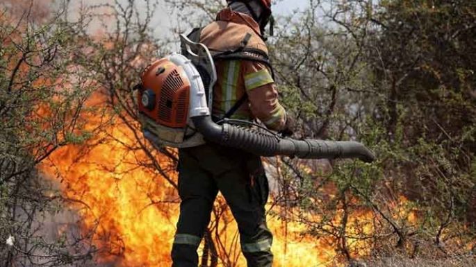 Cinco focos de incendios descontrolados en las sierras de Córdoba y muchos evacuados