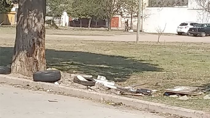 Tiran la basura a la plaza