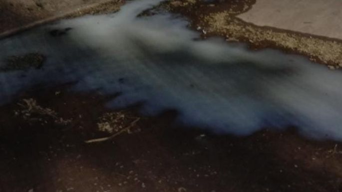 Vecinos reclaman por un líquido blanco en las calles