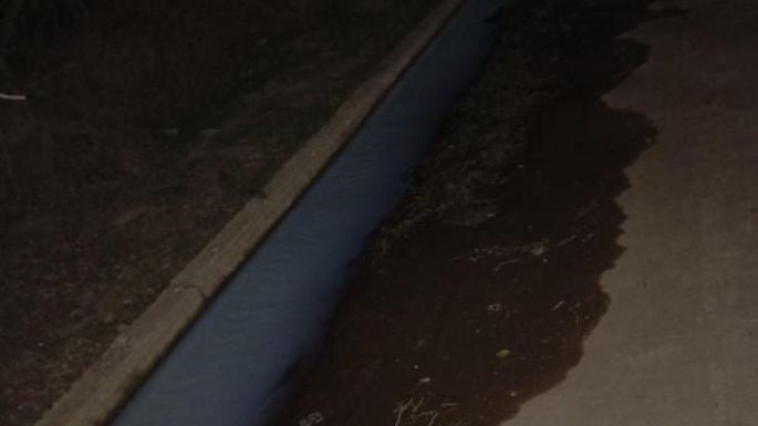 Vecinos reclaman por un líquido blanco en las calles