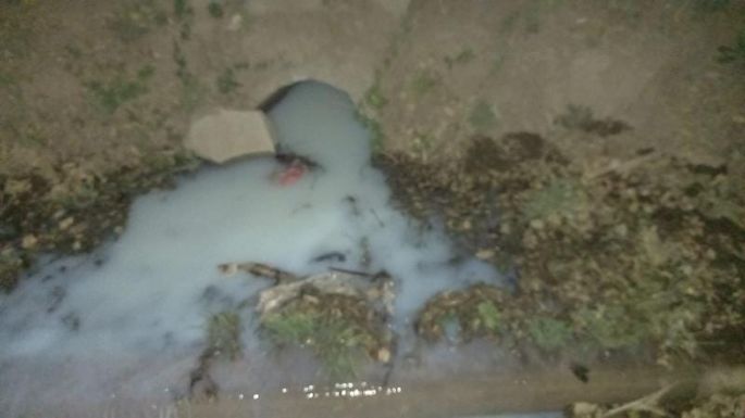 Vecinos reclaman por un líquido blanco en las calles
