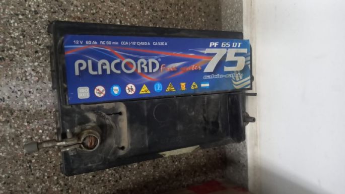Lo atraparon con la batería de un auto en las manos