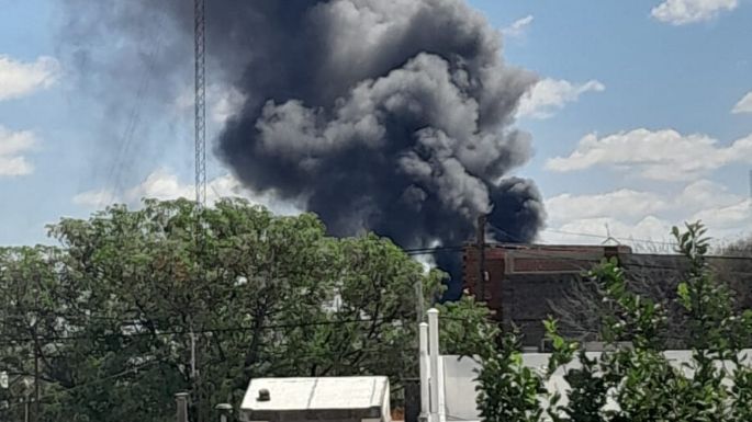 [Video] Incendio de proporciones en un depósito de calle Jujuy