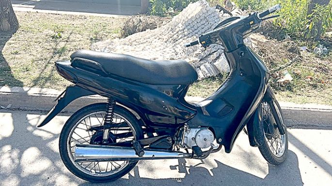Uno robó una moto y el otro manejaba una moto robada