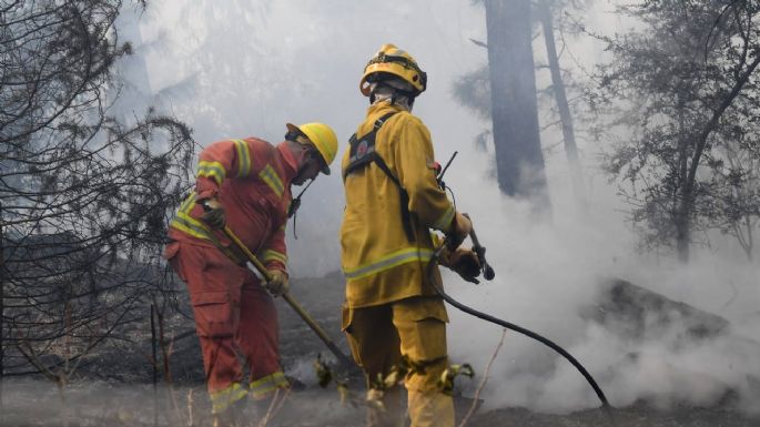 Los bomberos trabajarán toda la noche para contener el incendio