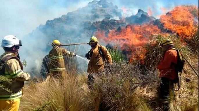 La topografía hace difícil la lucha contra los incendios en las sierras