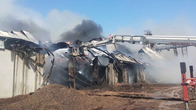 Bomberos de Villa María se desplazaron a Dalmacio Vélez para continuar el combate contra el fuego en la planta manisera