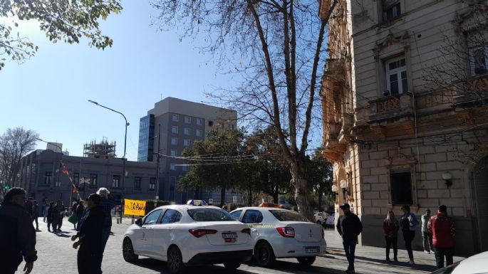 [Video] Taxistas cortaron la calle y reclamaron frente al Municipio contra Uber