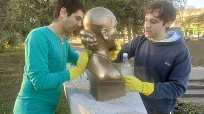 Jóvenes cuidan el busto de Evita