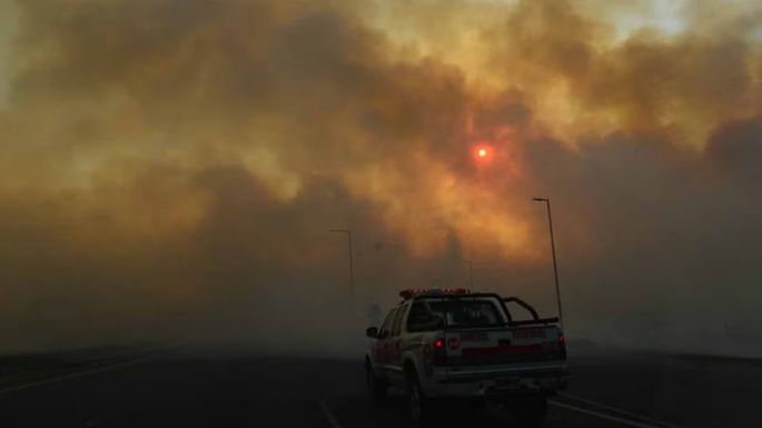 Cuatro bomberos heridos y más de 20 evacuados por un voraz incendio