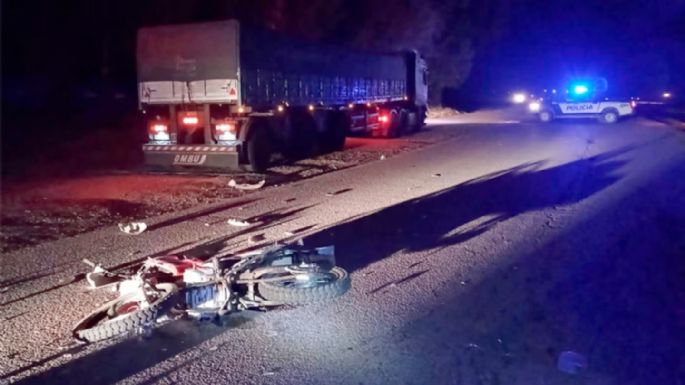 Un motociclista falleció tras impactar contra un camión