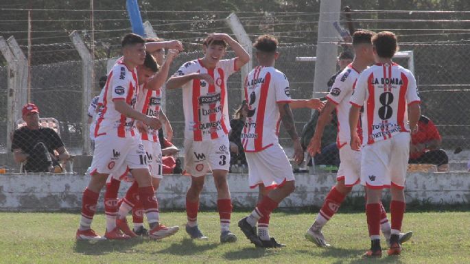 Alumni defendió su liderazgo en el Bosque
