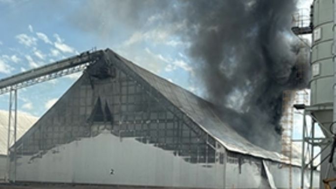 Bomberos de la región combaten el fuego en una de las celdas de la planta manisera