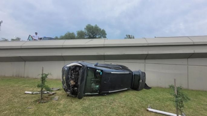 Accidente en el Aeropuerto de Córdoba: un auto cayó por una rampa de ingreso