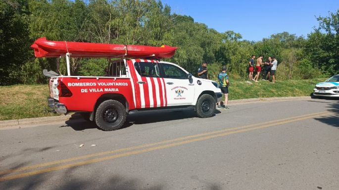 Un joven perdió el control de su moto y cayó al río