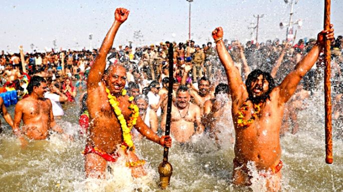 Cuatrocientos millones de peregrinos se bañan en las aguas sagradas de Prayagraj
