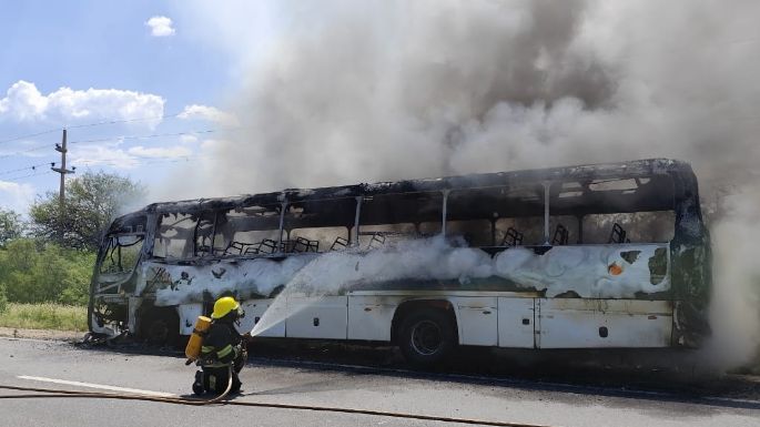 Se incendió un colectivo con 14 pasajeros en la ruta