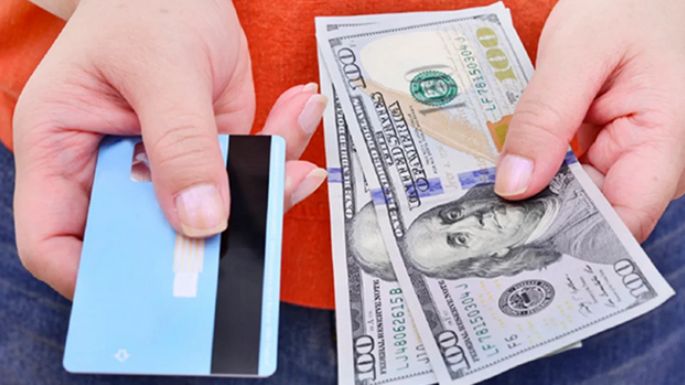 El Central habilitó el pago en dólares con débito y QR