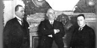 De izquierda a derecha, Hipólito Yrigoyen, Marcelo Torcuato de Alvear y Elpidio González, quien había expresado oportunamente: “Un funcionario, aunque ya no lo sea, no acepta regalos, hijo...”. Murió en la extrema pobreza.