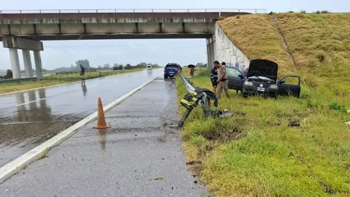 Joven pareja lesionada al despistarse un auto