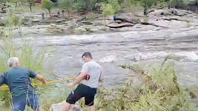 Dos turistas fueron rescatados por una repentina crecida del río Mina Clavero