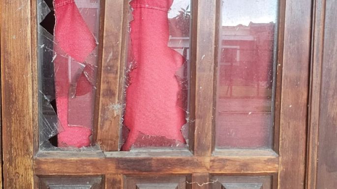 Amenazó de muerte a su madre, dañó su casa y un auto, y terminó detenido