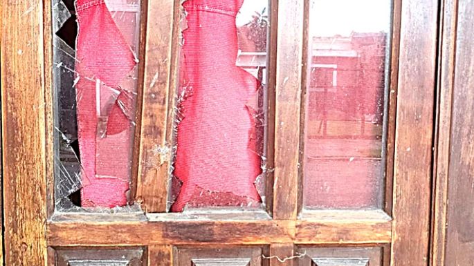 Amenazó y dañó la vivienda de su madre y el auto de la pareja